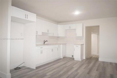 House in Hialeah, Florida 6 bedrooms, 164.25 sq.m. № 1879024 - photo 4