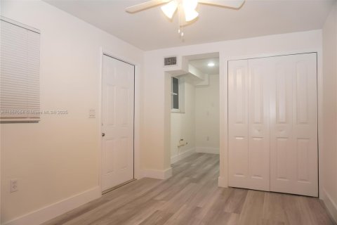 House in Hialeah, Florida 6 bedrooms, 164.25 sq.m. № 1879024 - photo 14
