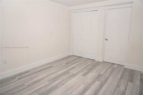 House in Hialeah, Florida 6 bedrooms, 164.25 sq.m. № 1879024 - photo 15