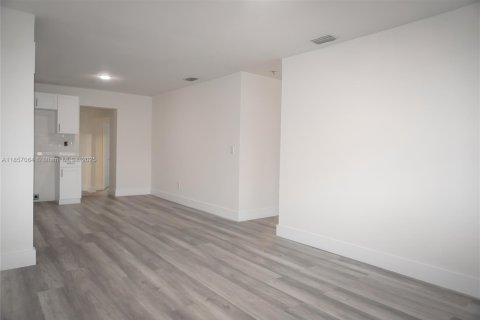 House in Hialeah, Florida 6 bedrooms, 164.25 sq.m. № 1879024 - photo 2