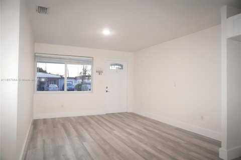 House in Hialeah, Florida 6 bedrooms, 164.25 sq.m. № 1879024 - photo 3
