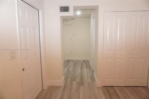 House in Hialeah, Florida 6 bedrooms, 164.25 sq.m. № 1879024 - photo 18