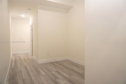 House in Hialeah, Florida 6 bedrooms, 164.25 sq.m. № 1879024 - photo 16