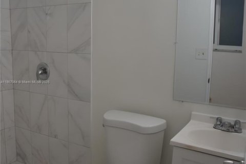 House in Hialeah, Florida 6 bedrooms, 164.25 sq.m. № 1879024 - photo 19