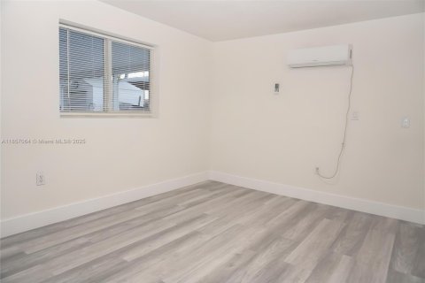 House in Hialeah, Florida 6 bedrooms, 164.25 sq.m. № 1879024 - photo 10