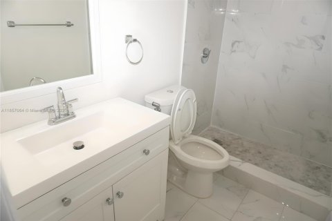 House in Hialeah, Florida 6 bedrooms, 164.25 sq.m. № 1879024 - photo 7