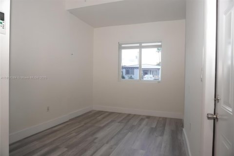 House in Hialeah, Florida 6 bedrooms, 164.25 sq.m. № 1879024 - photo 13