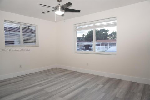 House in Hialeah, Florida 6 bedrooms, 164.25 sq.m. № 1879024 - photo 5