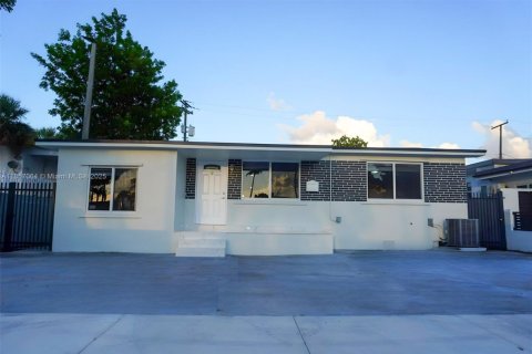 House in Hialeah, Florida 6 bedrooms, 164.25 sq.m. № 1879024 - photo 1