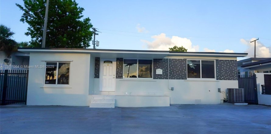 House in Hialeah, Florida 6 bedrooms, 164.25 sq.m. № 1879024