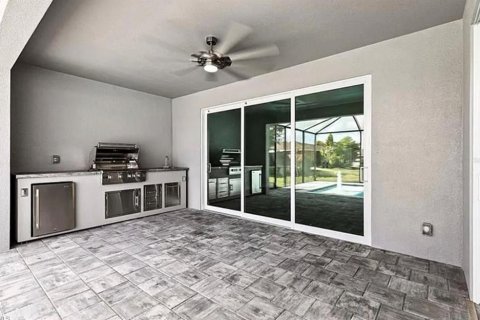 House in Cape Coral, Florida 3 bedrooms, 160.35 sq.m. № 2108733 - photo 11