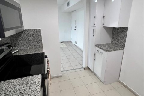 Apartamento en alquiler en Miami, Florida, 3 dormitorios, 95.13 m2 № 2079310 - foto 3