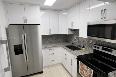 Apartamento en alquiler en Miami, Florida, 3 dormitorios, 95.13 m2 № 2079310 - foto 1