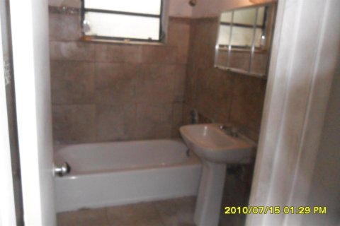 House in Lake Park, Florida 3 bedrooms, 103.12 sq.m. № 2387998 - photo 21