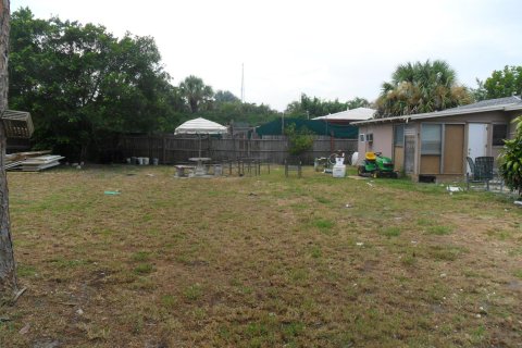 House in Lake Park, Florida 3 bedrooms, 103.12 sq.m. № 2387998 - photo 17