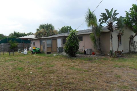 House in Lake Park, Florida 3 bedrooms, 103.12 sq.m. № 2387998 - photo 16
