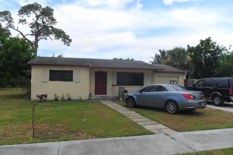 House in Lake Park, Florida 3 bedrooms, 103.12 sq.m. № 2387998 - photo 4