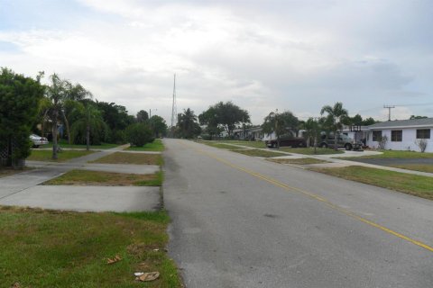 House in Lake Park, Florida 3 bedrooms, 103.12 sq.m. № 2387998 - photo 2