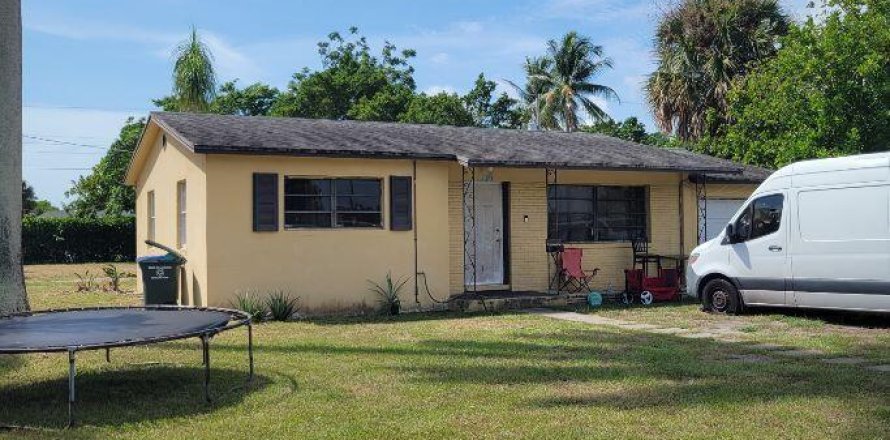 House in Lake Park, Florida 3 bedrooms, 103.12 sq.m. № 2387998