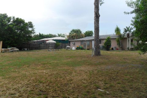 House in Lake Park, Florida 3 bedrooms, 103.12 sq.m. № 2387998 - photo 15