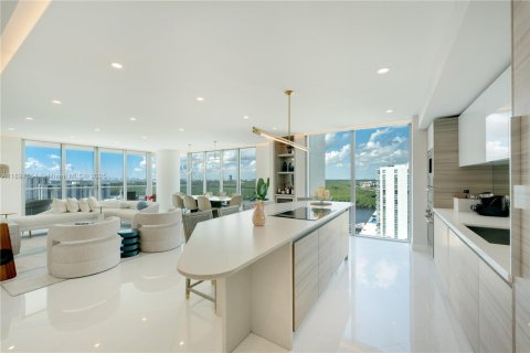 Condo in Sunny Isles Beach, Florida, 3 bedrooms  № 1949630 - photo 1