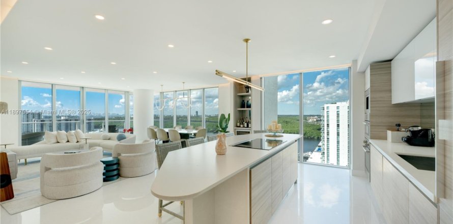 Condo in Sunny Isles Beach, Florida, 3 bedrooms  № 1949630
