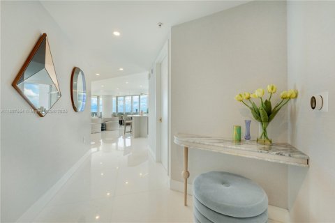 Condo in Sunny Isles Beach, Florida, 3 bedrooms  № 1949630 - photo 15