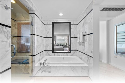 Condo in Miami Beach, Florida  № 2086476 - photo 14