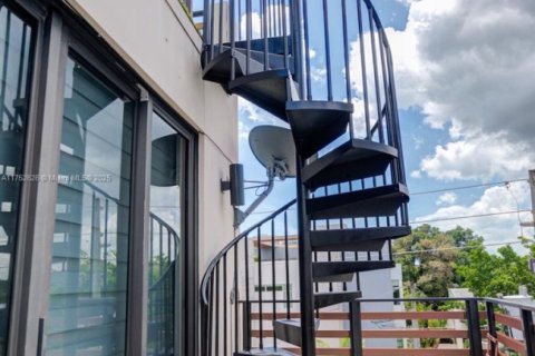 Commercial property in Miami, Florida 781.49 sq.m. № 1957563 - photo 11