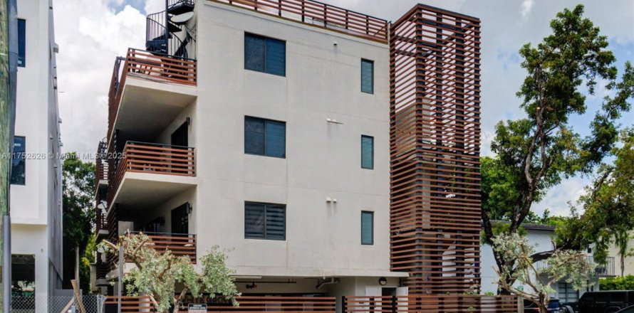 Commercial property in Miami, Florida 781.49 sq.m. № 1957563