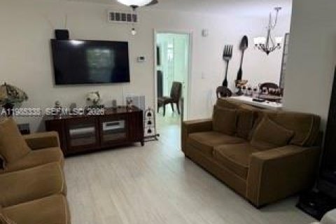 Condo in Miami, Florida, 1 bedroom  № 2051439 - photo 3