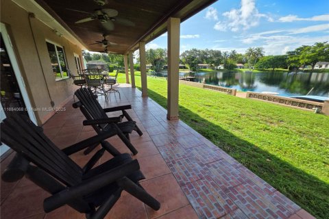 Casa en alquiler en Miami Lakes, Florida, 4 dormitorios, 266.44 m2 № 1931199 - foto 18