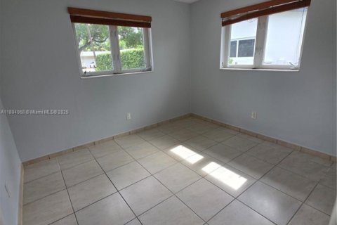 Casa en alquiler en Miami Lakes, Florida, 4 dormitorios, 266.44 m2 № 1931199 - foto 12