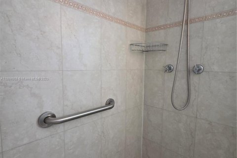 Casa en alquiler en Miami Lakes, Florida, 4 dormitorios, 266.44 m2 № 1931199 - foto 11