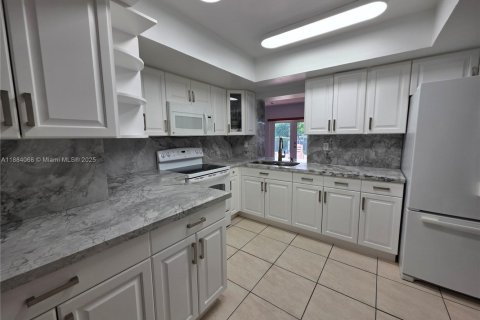 Casa en alquiler en Miami Lakes, Florida, 4 dormitorios, 266.44 m2 № 1931199 - foto 3