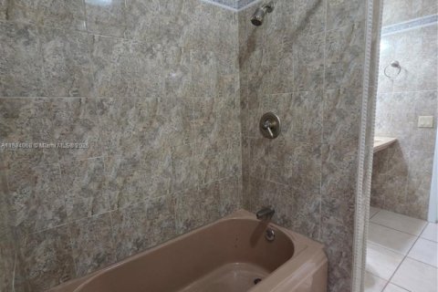 Casa en alquiler en Miami Lakes, Florida, 4 dormitorios, 266.44 m2 № 1931199 - foto 15