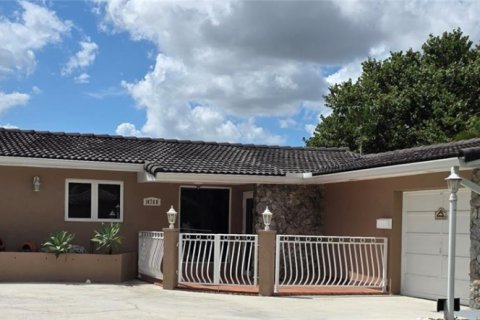 Casa en alquiler en Miami Lakes, Florida, 4 dormitorios, 266.44 m2 № 1931199 - foto 1