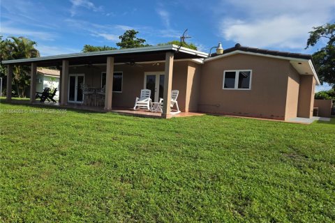 Casa en alquiler en Miami Lakes, Florida, 4 dormitorios, 266.44 m2 № 1931199 - foto 24