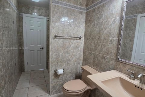 Casa en alquiler en Miami Lakes, Florida, 4 dormitorios, 266.44 m2 № 1931199 - foto 14