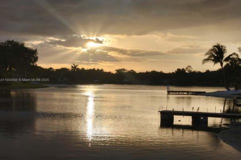 Casa en alquiler en Miami Lakes, Florida, 4 dormitorios, 266.44 m2 № 1931199 - foto 28