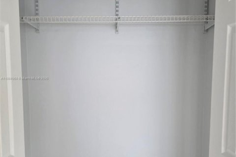 Casa en alquiler en Miami Lakes, Florida, 4 dormitorios, 266.44 m2 № 1931199 - foto 13