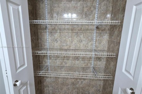Casa en alquiler en Miami Lakes, Florida, 4 dormitorios, 266.44 m2 № 1931199 - foto 17