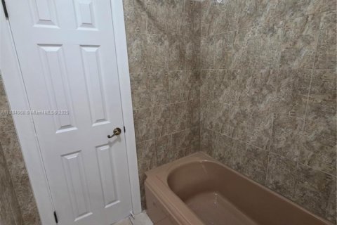 Casa en alquiler en Miami Lakes, Florida, 4 dormitorios, 266.44 m2 № 1931199 - foto 16