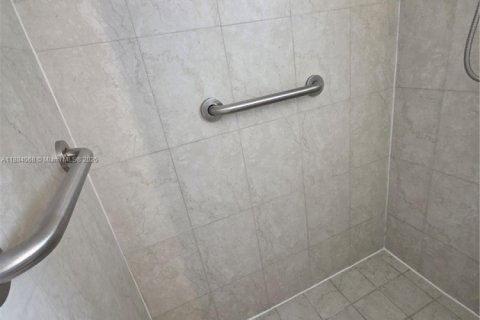 Casa en alquiler en Miami Lakes, Florida, 4 dormitorios, 266.44 m2 № 1931199 - foto 10