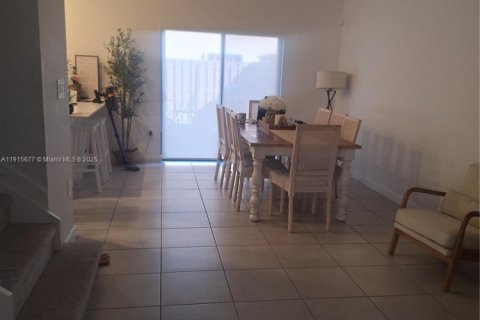 Townhouse in Homestead, Florida 3 bedrooms, 137.77 sq.m. № 2016349 - photo 5