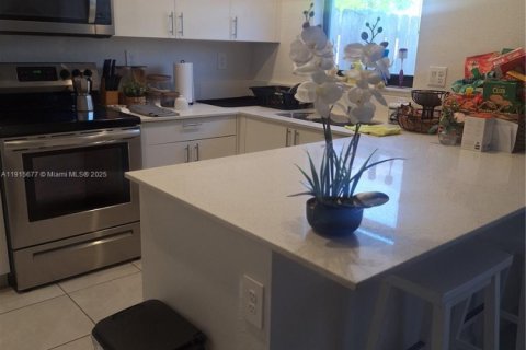 Townhouse in Homestead, Florida 3 bedrooms, 137.77 sq.m. № 2016349 - photo 6