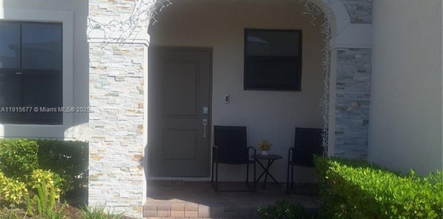 Townhouse in Homestead, Florida 3 bedrooms, 137.77 sq.m. № 2016349