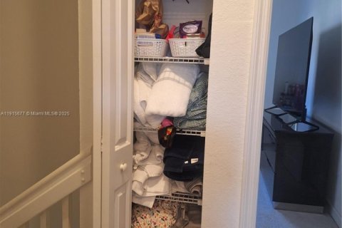 Townhouse in Homestead, Florida 3 bedrooms, 137.77 sq.m. № 2016349 - photo 13