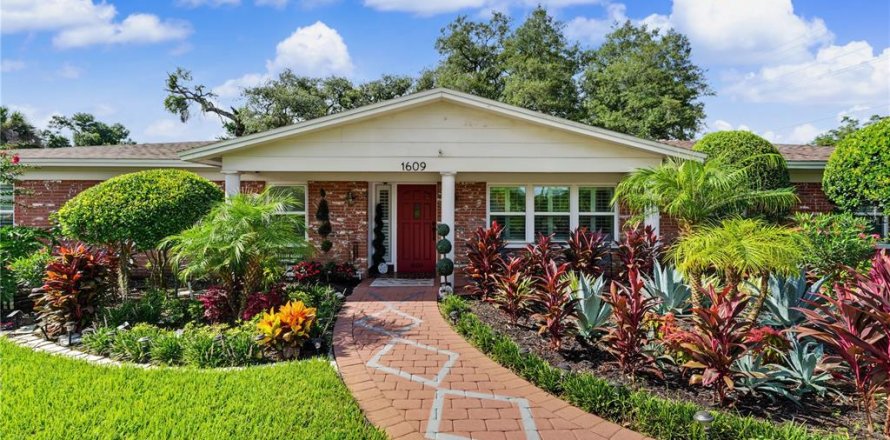 House in Brandon, Florida 4 bedrooms, 208.57 sq.m. № 2287875