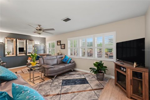 House in Brandon, Florida 4 bedrooms, 208.57 sq.m. № 2287875 - photo 7
